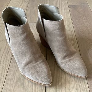 Dolce Vita taupe sued ankle boots/booties size 8